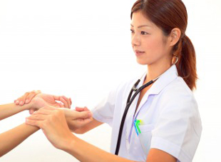 Examen de la main par un médecin